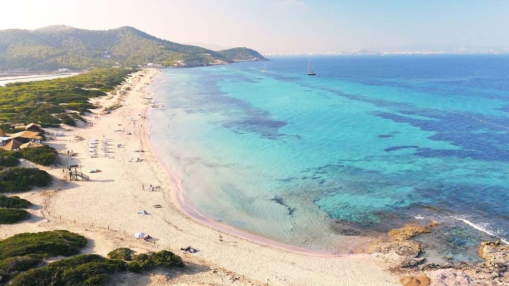 স্পেনের প্লাজা দে ক্যাভেলের কথাও উল্লেখ করা যেতে পারে। এখানে এস ক্যাভেলে সরকার স্বীকৃত নগ্ন সৈকত, যেখানে ভিড় জমান প্রকৃতিপ্রেমী থেকে সমপ্রেমীরাও। 