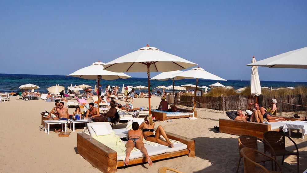 এই সমুদ্রসৈকতে সাদা বালি আর নীল সাগরের জল আপনাকে ফুরফুরে করে তুলবে। 