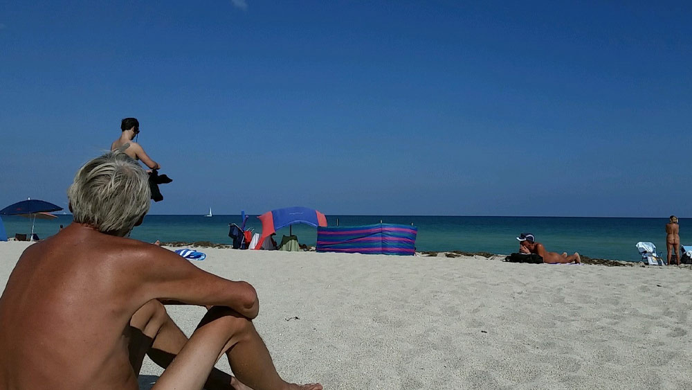 ফ্লোরিডার হ্যালোভার বিচ পার্কে প্রতি বছর ১০ লাখেরও বেশি পর্যটকের সমাগম হয়। মার্কিন মুলুকে অন্যতম জনপ্রিয় নগ্ন সৈকত এটি। 