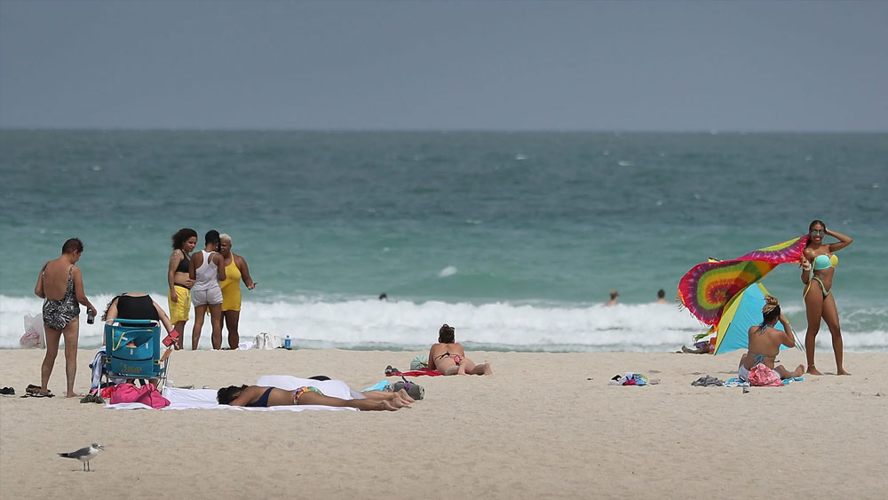 ককটেল, ডিজের আবহে একেবারে অন্য মেজাজে ধরা দেয় এই সৈকত। 