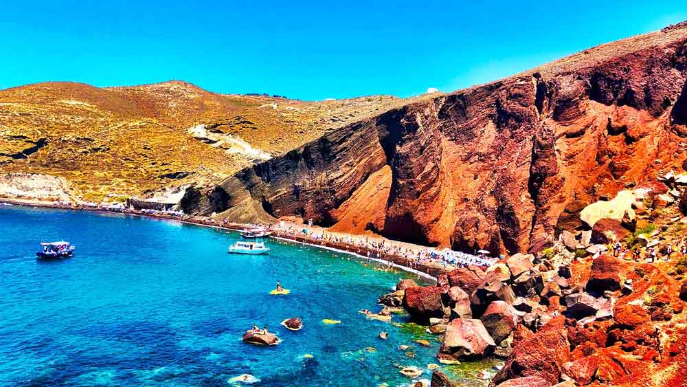 সূর্যের আলো গায়ে মেখে খোলামেলা ভাবে সময় কাটাতে চাইলে গ্রিসের রেড সৈকতের কথা বলতেই হয়। 