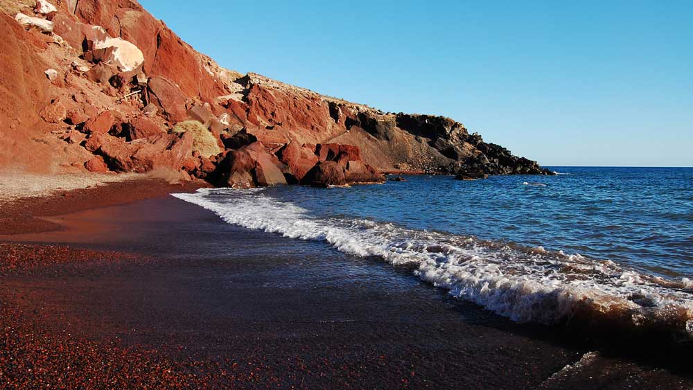 এক চুমুক ককটেল গলায় ঢালতে মন চাইলে সেখানকার ইয়ানিস পানশালায় ঢুঁ মারতে পারেন। 