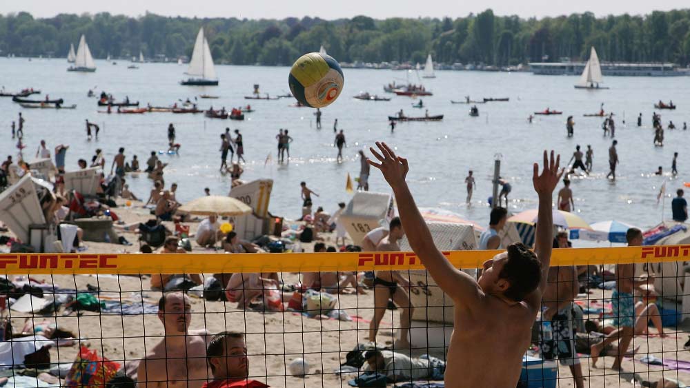 নরম বালিতে শরীর এলিয়ে উষ্ণতা গায়ে মাখতে হলে আপনাকে যেতেই হবে জার্মানির ওয়ানসি সৈকতে। 