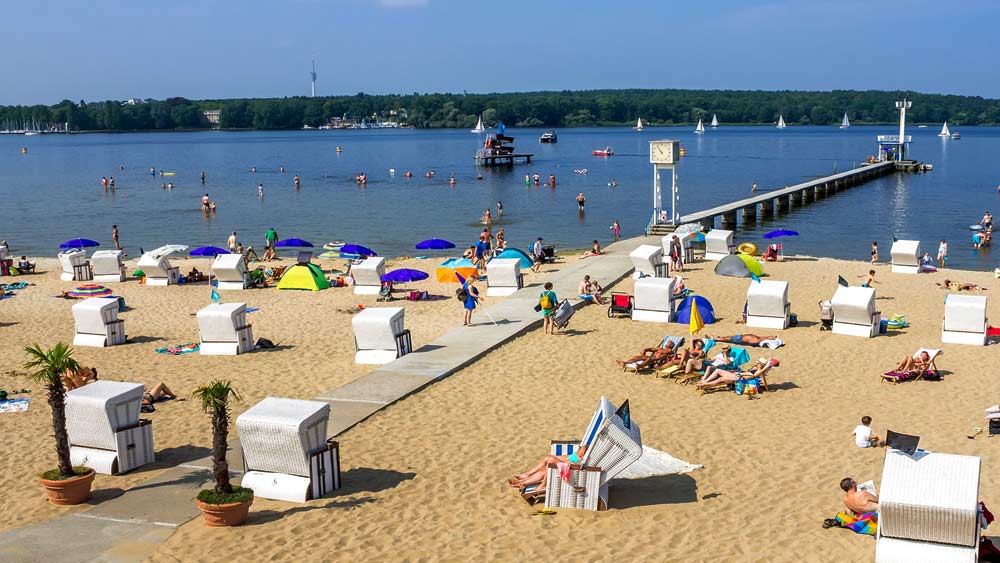 যাঁরা রোদ গায়ে মাখতে চান, তাঁদের জন্য এই সৈকতের পোশাক-মুক্ত অঞ্চল আকর্ষণীয়।