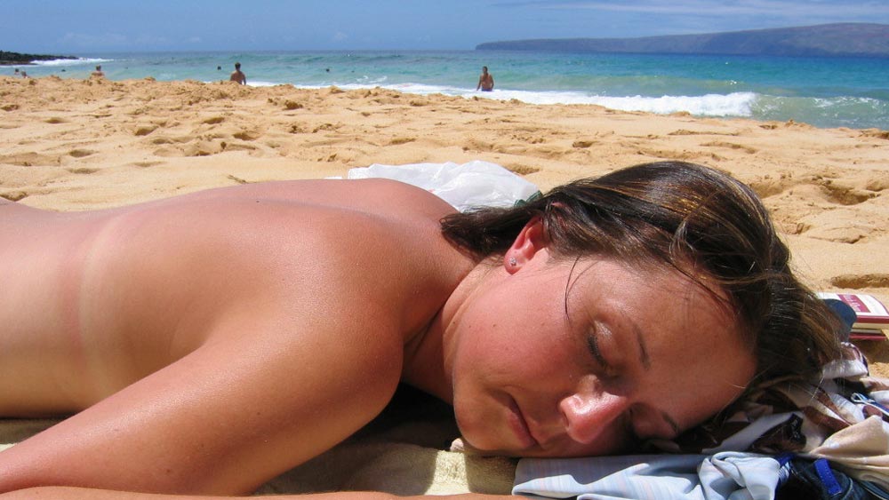 স্নান-পোশাক ছাড়াই সমুদ্রে জলকেলি করতে চাইলে যেতে পারেন হাওয়াইয়ের লিটল বিচেও। 