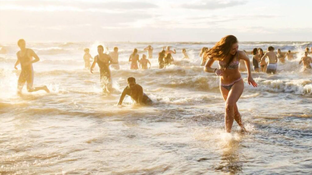 উত্তর আমেরিকার সর্ববৃহৎ নগ্ন-সৈকত হল কানাডার ‘রেক বিচ’। 