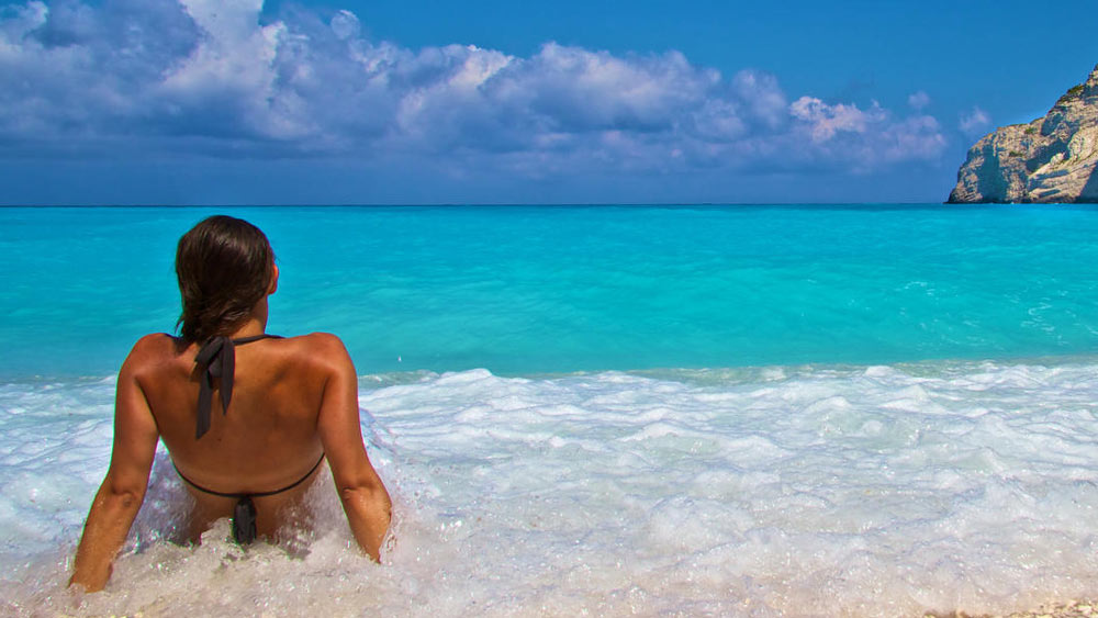 এই সৈকতটি লম্বায় ৭.৮ কিমি। বিশ্বের অন্যতম দীর্ঘ নগ্ন সৈকত এটি। 