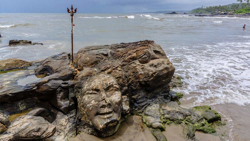 ভারতের গোয়ার ওজরান সৈকতে অনেক বিদেশি পর্যটকই নগ্ন হয়ে নরম বালিতে শরীর এলিয়ে দিতে চান। 