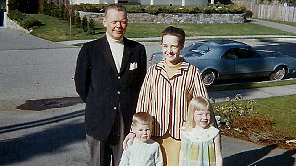 ১৯৬৫। ডকিন পরিবারকে ঘিরে রহস্য দানা বাঁধছে। কখনও এক জায়গায় বেশি দিন থাকতে পারেনি এই পরিবার। ছোটবেলা থেকে এ ভাবেই দিন কাটছিল পলিনের। কে এই পলিন?