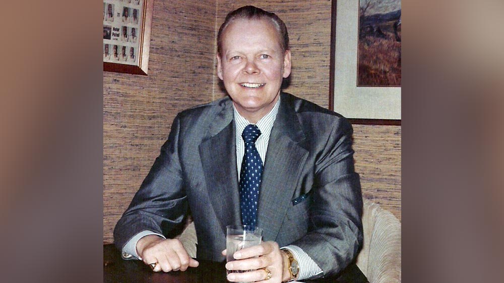 ওয়ারেন কানাডার সফল ব্যবসায়ী ছিলেন। কিন্তু অত্যধিক মদ্যপান করতেন। রুথ দিনের পর দিন এই মানসিক অত্যাচার সহ্য করতে পারছিলেন না। স্বামীর এই বদভ্যাস ছাড়ানোর জন্য রুথ স্থানীয় একটি কাউন্সেলিং দলে যুক্ত হন। সেখানেই আলাপ হয় স্ট্যানের সঙ্গে। স্ট্যান ওই দলের কাউন্সিলর ছিলেন।