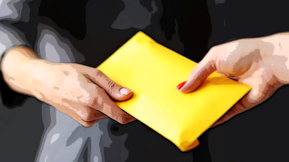 শহরের কাছাকাছি এক মোটেলে দেখা করেন রুথ এবং পলিন। তবে মা ও মেয়ের প্রথম দেখাতেই অদ্ভুত ঘটনা ঘটে। পলিনের হাতে একটি নোট এবং ফাঁকা খাম ধরিয়ে দেন রুথ। নোটে লেখা, ‘‘পরনের সমস্ত গয়না খুলে এই খামের ভিতর ভরে দাও। তার পর ঘরে দেখা করতে এসো।’’ মায়ের এ রকম হাবভাব দেখে অবাক হয়ে গিয়েছিলেন পলিন।