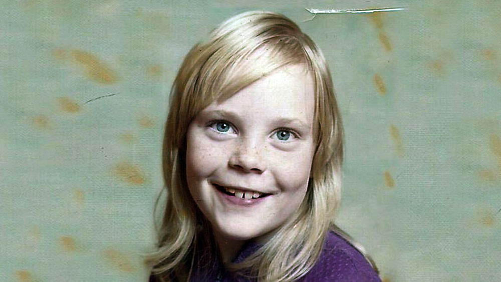 তবুও রুথের নির্দেশ মতো গয়না খামের ভিতর ভরেই ঘরে এলেন তিনি। কিন্তু ঘরের ভিতর তাঁর জন্য অন্য চমক অপেক্ষা করছিল। রুথের সামনে বসে রয়েছেন স্ট্যান। সব যেন গুলিয়ে উঠছিল পলিনের। শৈশবকাল থেকে যে অন্ধকারের মধ্যে তিনি বড় হয়ে উঠেছেন, তার উত্তর কি তবে স্ট্যানের কাছেই পাওয়া যাবে?