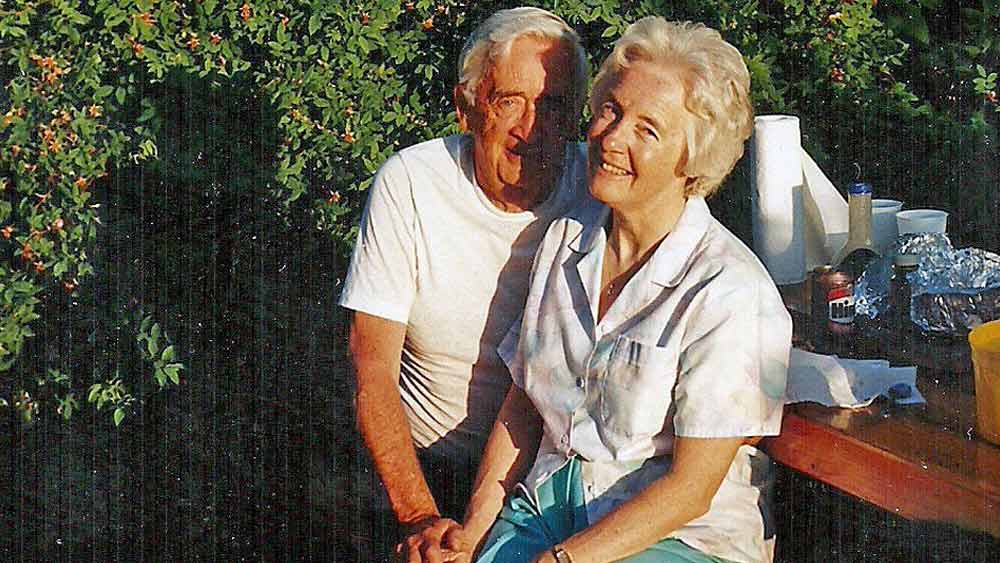 রুথ বলতে শুরু করেন, ছোটবেলা থেকেই বাইরের কিছু লোক তাঁদের উপর নজর রাখত। প্রাণহানিরও আশঙ্কা ছিল। তাই বার বার নিজেদের ঠিকানা বদলাতেন রুথ। এর জন্যে দায়ী তাঁর প্রাক্তন স্বামী ওয়ারেন। তিনি মাফিয়া দলের সঙ্গে যুক্ত ছিলেন। ঘটনায় জড়িয়ে পড়েন স্ট্যানও। তাঁর কাছে এক জন মাফিয়া দলের লোক চিকিৎসা করানোর জন্য আসেন।