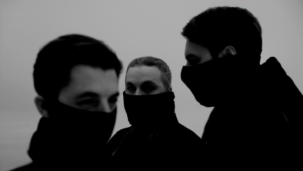 রুথ আরও জানান, তাঁর পরিবার যখন যে এলাকায় গিয়ে থেকেছে, স্ট্যান সর্বদা তাঁদের ছায়াসঙ্গী হয়েছিলেন। মাফিয়াদের হাত থেকে রক্ষা পাওয়ার জন্য তাঁরা একটি গুপ্ত সংগঠনের সঙ্গে যোগাযোগ করেন।