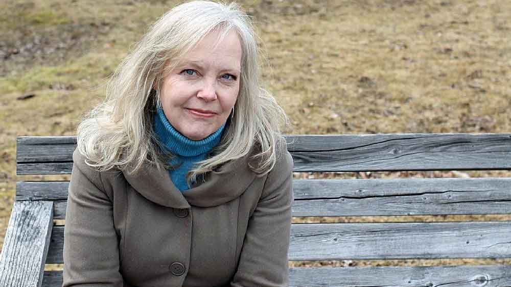 ডকিন পরিবারের বড় মেয়ে পলিন। কানাডার ভ্যাঙ্কুভারে তাঁর পৈতৃক বাড়ি। পলিনের বয়স যখন মাত্র পাঁচ বছর, তখনই ওয়ারেন এবং রুথের (পলিনের বাবা-মা) বিবাহবিচ্ছেদ ঘটে।