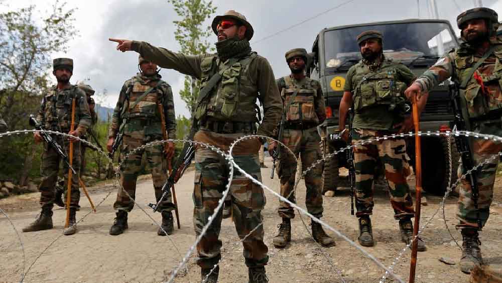 নিয়োগের সময় অগ্নিবীরদের বয়স হতে হবে সাড়ে ১৭ থেকে ২১ বছরের মধ্যে। ভারতীয় সেনার মাপকাঠির ভিত্তিতে শারীরিক সক্ষমতা এবং মেধা যাচাই করেই তাঁদের নিয়োগ হবে ‘অগ্নিপথ’ প্রকল্পে।