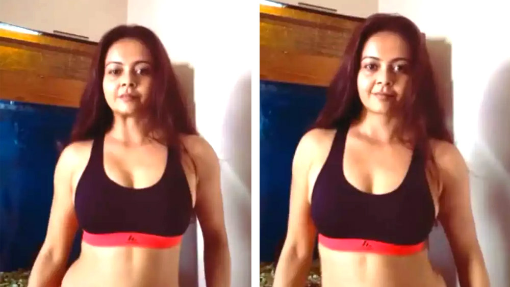 ভিডিয়োতে অভিনেত্রীকে কালো রঙের একটি ব্রালেট পরে ‘বেলি ড্যান্স’ করতে দেখা যায়। অনেকে বলেন, ‘গোপী বহুর এ কী দশা’! ধারাবাহিকের সেই ভাইরাল হওয়া অংশটি নিয়েও মন্তব্য করেন অনেকে। তিনি এমন ভঙ্গিমায় নাচ করছেন, এ বিষয়ে কোকিলা বেনকে জানাতে হবে বা এই কারণেই রান্নাঘরে প্রেসার কুকার ফেটে গিয়েছিল বলে মজা করেছেন অনেকে।