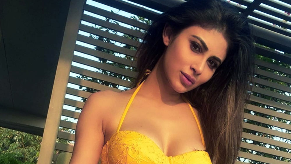 হিন্দি ধারাবাহিকের প্রচলিত মুখ মৌনী রায় এখন বলিউডের সফল অভিনেত্রীদের মধ্যে এক জন। পাপারাৎজিরা এখন সর্বদাই তাঁকে ঘিরে। কিছু দিন আগে তাঁর একটি ভিডিয়ো প্রকাশ্যে আসে।