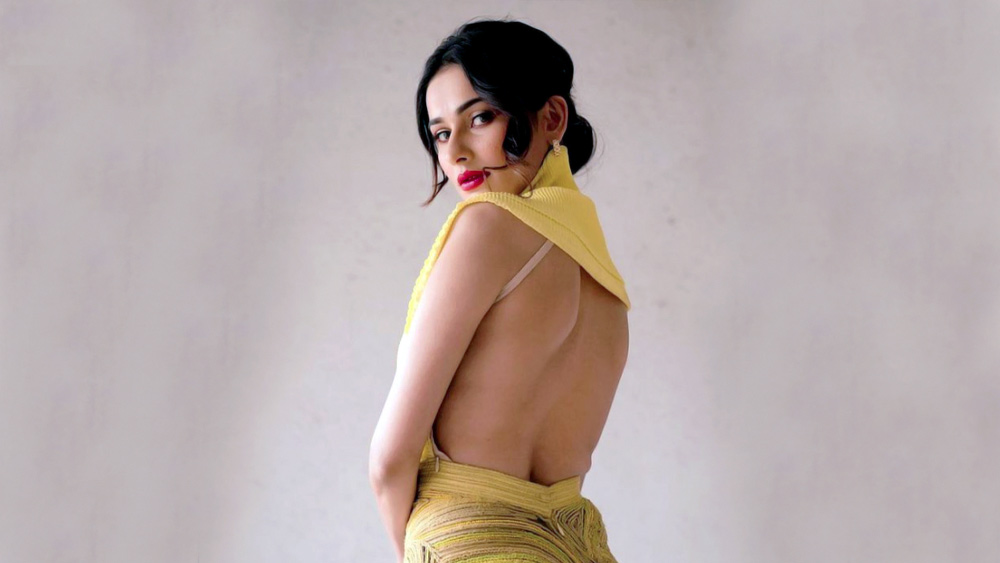 কিন্তু ছবিটি আপলোড করার সঙ্গে সঙ্গেই কেউ অনেরীর শারীরিক গঠন নিয়ে, কেউ আবার তাঁর স্তনের আকার নিয়েও কুমন্তব্য করেন।