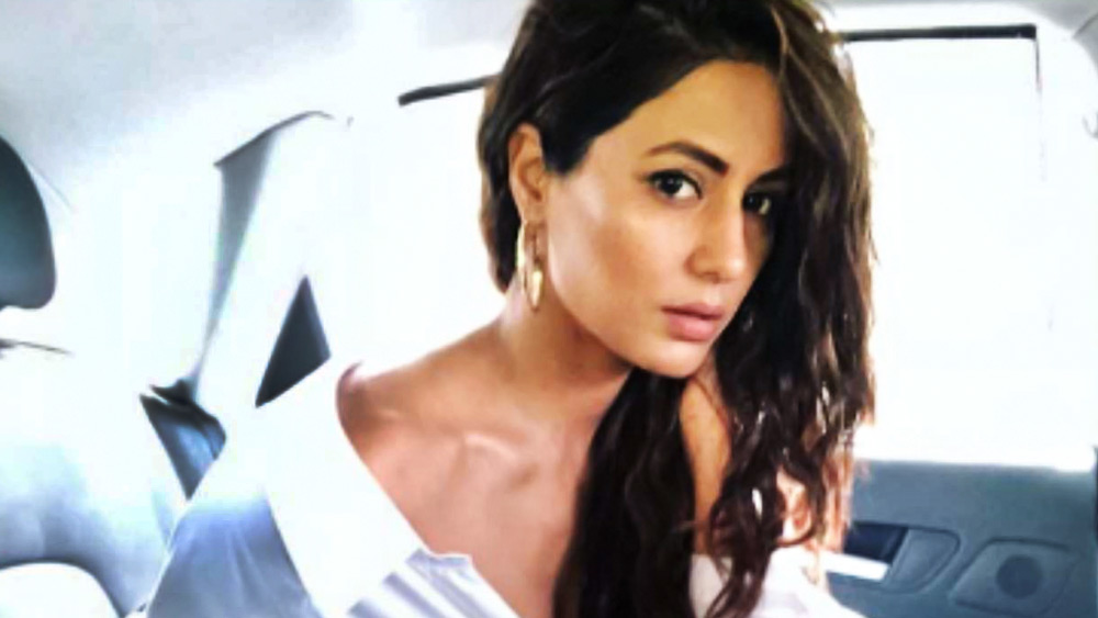 ক্যান্সার রোগীদের নিয়ে একটি অনুষ্ঠানে অভিনেত্রী হিনা খান উপস্থিত ছিলেন। তাঁর পরনে ছিল ডেনিম জিনস্ এবং সাদা রঙের একটি অফ-শোলডার শার্ট।