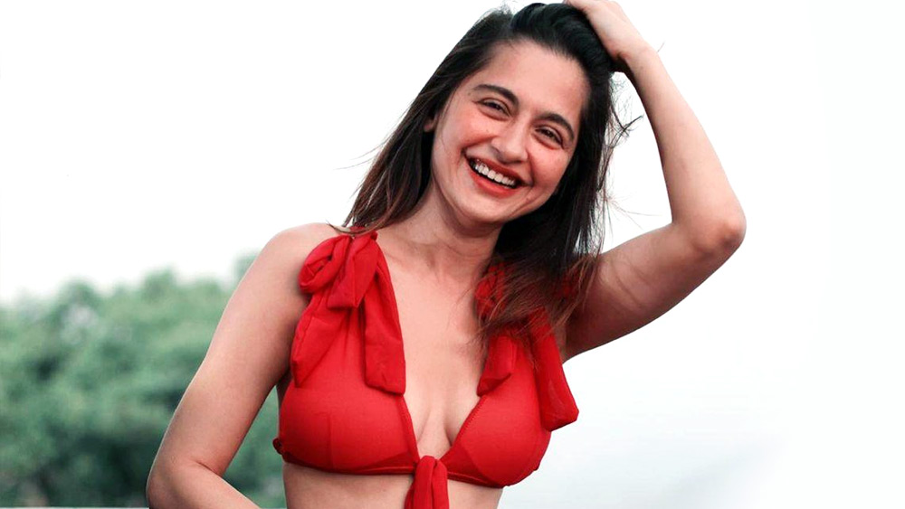 নেটমাধ্যমে মাঝেমধ্যেই উন্মুক্ত পোশাকে দেখা যায় অভিনেত্রী সঞ্জীদা শেইখকে। ধারাবাহিক থেকে বড় পর্দায় অভিনয়ের পাশাপাশি সঞ্জীদা খুব সুন্দর নাচও করেন।