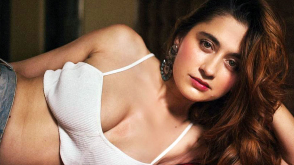 সম্প্রতি তিনি ইনস্টাগ্রামে একটি খোলামেলা গাউন পরে ভিডিয়ো আপলোড করেন। তাঁর অন্তর্বাস কোথায়, এ নিয়ে প্রশ্ন তুলেছেন নেটব্যবহারকারীরা।