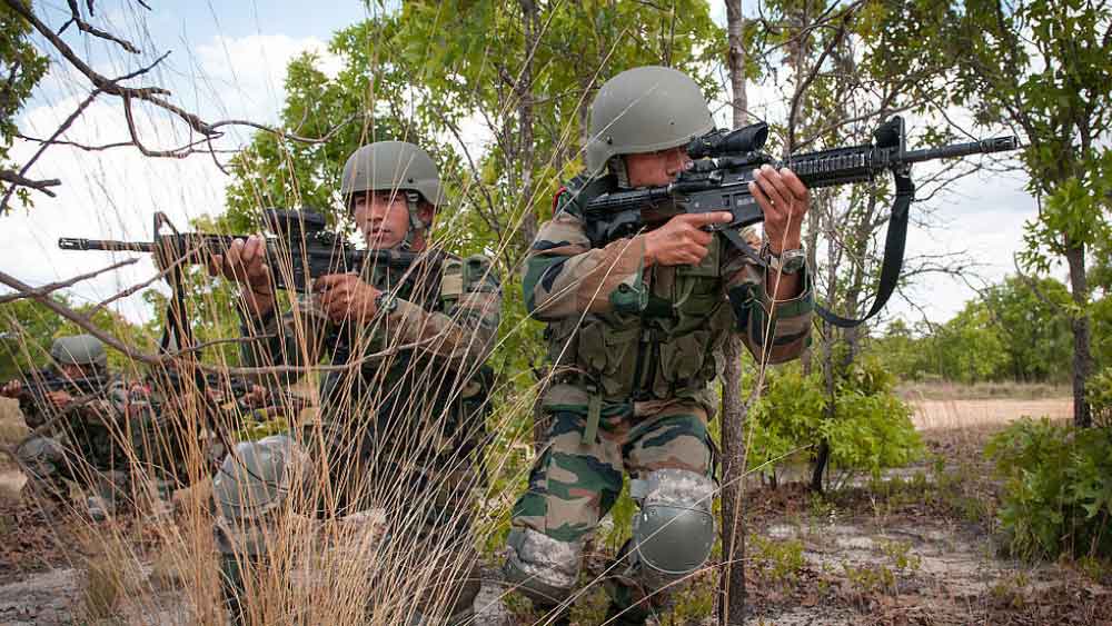 প্রতিরক্ষা মন্ত্রকের দাবি, অগ্নিপথ প্রকল্প সশস্ত্র বাহিনীতে অভিজ্ঞতা এবং তারুণ্যের ভারসাম্য আনবে। শুধু পুরুষরা নন, মহিলারাও স্থলসেনা, নৌসেনা এবং বায়ুসেনায় অগ্নিবীর হওয়ার সুযোগ পাবেন।