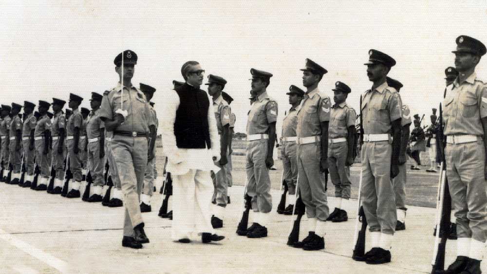 স্বাধীন বাংলাদেশ গঠনের পরে শেখ মুজিবের সিদ্ধান্তে মুক্তিযোদ্ধা তরুণদের নিয়ে সেনাবাহিনীর সমান্তরাল রক্ষীবাহিনী গড়া হয়েছিল। যা সেনা বিদ্রোহের পথ প্রশস্ত করেছিল বলে মনে করা হয়। মুজিব হত্যার পর ভেঙে দেওয়া হয় সেই রক্ষীবাহিনী।