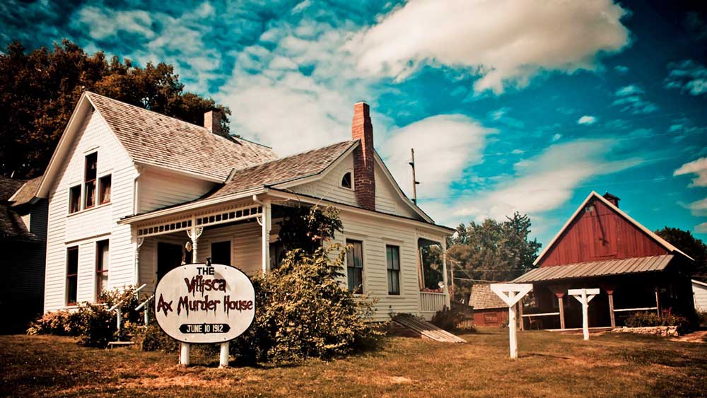 ১৯১২ সালের ৯ জুন রাত থেকে ১০ জুন ভোরের মধ্যে কুঠারের আঘাতে শেষ করে দেওয়া হয় আমেরিকার আইওয়া রাজ্যের ভিলিস্কা শহরের মুর পরিবারের ছয় সদস্য-সহ আট জনকে। মৃতদের মধ্যে ছিল ছয় শিশু। কে খুন করল? কী ভাবে ঘটল এই ভয়ঙ্কর ঘটনা? ১১০ বছর পরেও রহস্য ‘ভিলিস্কা কুঠার হত্যাকাণ্ড’।