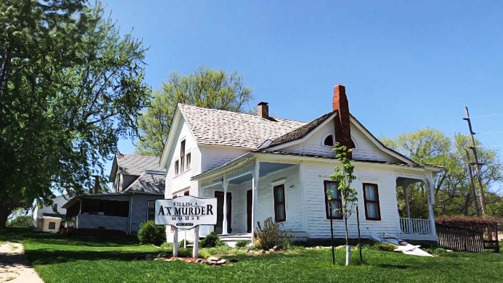 এলাকায় মুর পরিবারের বেশ নামডাক ছিল। ব্যবহারের জন্য সম্ভ্রান্ত মুর পরিবারকে এলাকার সকলেই খুব পছন্দ করতেন।