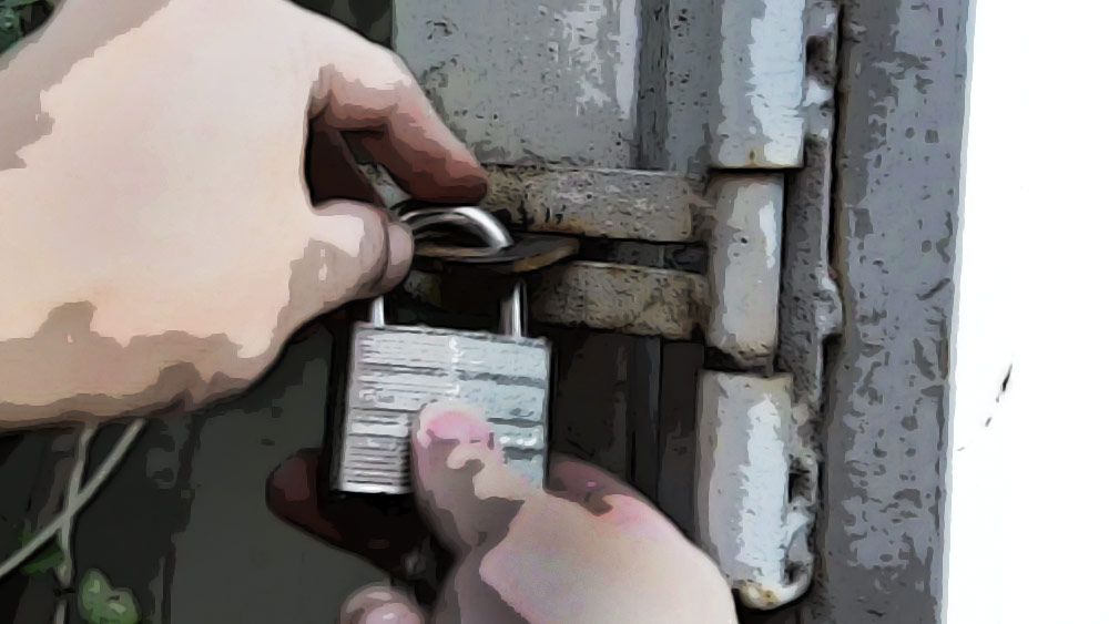 এর পর পেকহ্যাম হোসের ভাই রস মুরকে ডেকে আনেন। রস-ও চিৎকার করে এবং দরজায় ধাক্কা দিয়েও কোনও সাড়া পাননি। এর পর রস তাঁর কাছে থাকা চাবি দিয়ে সদর দরজা খুলে দেন।