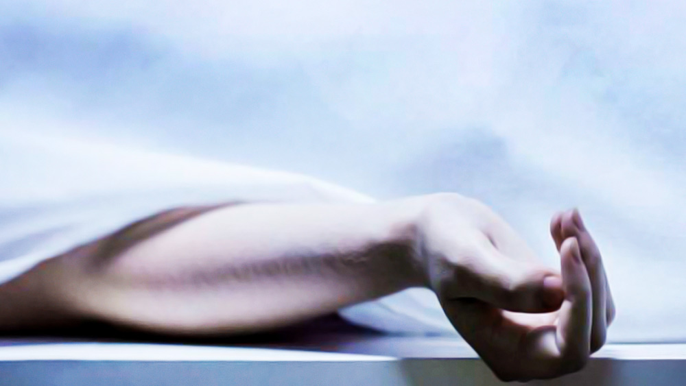 কিছু ক্ষণের মধ্যেই হেনরি ঘটনাস্থলে এসে উপস্থিত হন। এর পর বাড়ির তল্লাশি করে একে একে মুর পরিবারের সব সদস্যের মৃতদেহ উদ্ধার করেন হর্টন।