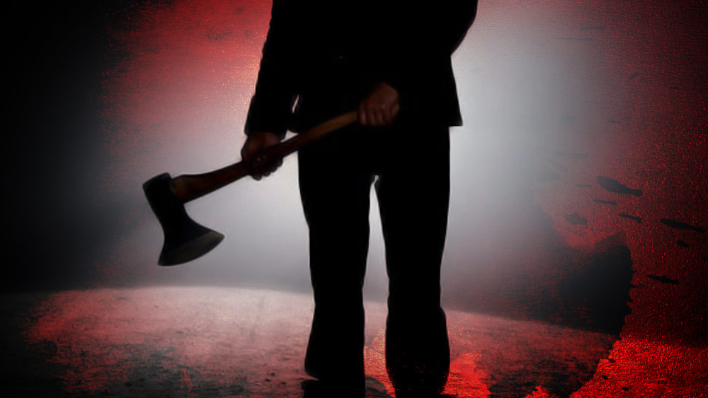 ময়নাতদন্তের পর উঠে আসে, নিহত সকলকেই রাত ১২টা থেকে ভোর ৫টার মধ্যে খুন করা হয়। ঘরের ছাদের নীচের কুঠুরিতে দু’টো পোড়া সিগারেটের অংশও খুঁজে পায় পুলিশ। পুলিশের ধারণা, মুর পরিবারের সকলে যখন গির্জায় গিয়েছিলেন, ঠিক তখনই আততায়ী এই কুঠুরিতে আশ্রয় নেয়। মুর পরিবার রাতে ঘুমাতে যাওয়া পর্যন্ত সে এই কুঠুরিতেই লুকিয়ে ছিল বলেও পুলিশ মনে করে।