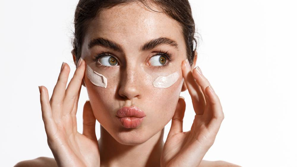 নেটমাধ্যমের সৌজন্যে আমরা এমন কিছু মহিলার দেখা পাই যাঁদের প্রথম বার দেখে নিজের চোখকেই বিশ্বাস করা যায় না। তাঁদের দেখে মনে হয় তাঁরা যেন ঘড়ির কাঁটার উল্টো দিকে চলেছেন।