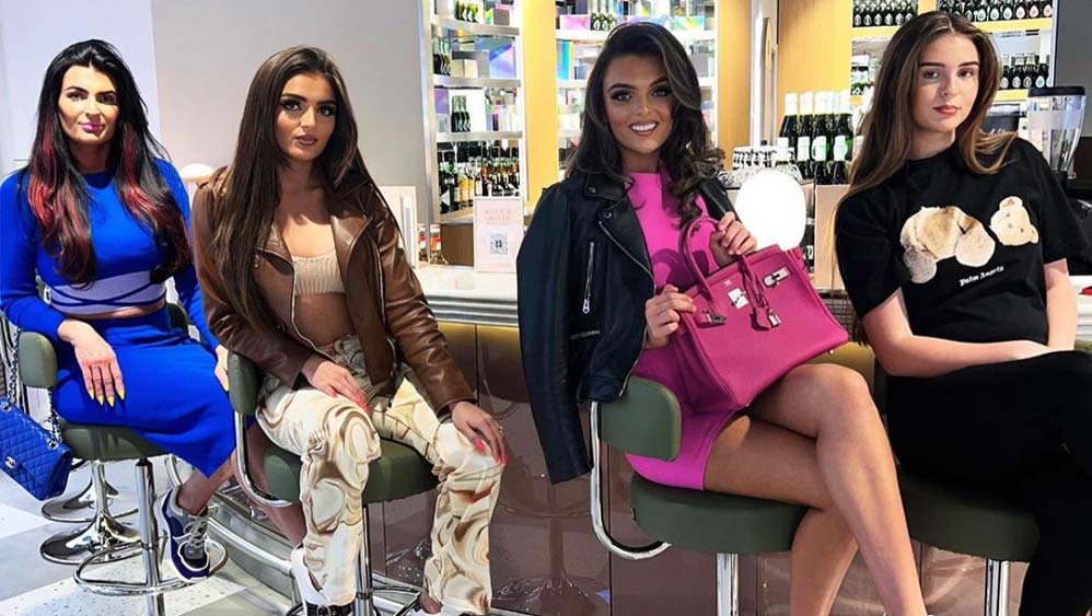 মধ্যবয়স্কা লুইসকে দেখে অনেকেই অবাক হয়ে যান। বিশেষ করে তাঁর বলিরেখাহীন ত্বক এবং শরীর দেখে তো অনেকেই অবাক। তাঁর অনুগামীদের অনেকে তাঁকে ‘ওয়ান্ডার ওম্যান’ নামেও ডাকেন।