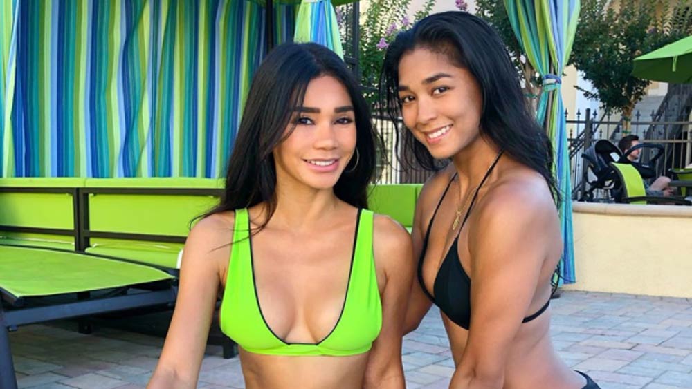 যদিও দু’জনের বয়সের পার্থক্য প্রায় ২৪ বছর। জোলিনের বয়স ৪৩ এবং মেলানির ১৯। জোলিনকে এই রহস্যের ব্যাপারে জিজ্ঞেস করলে তিনি বলেন, ছোটবেলা থেকে সুস্থ জীবনযাপন এবং ত্বকের সম্পূর্ণ যত্ন নেওয়ার ফলেই তাঁর বয়স ঠাওর করতে সকলের অসুবিধে হয়।