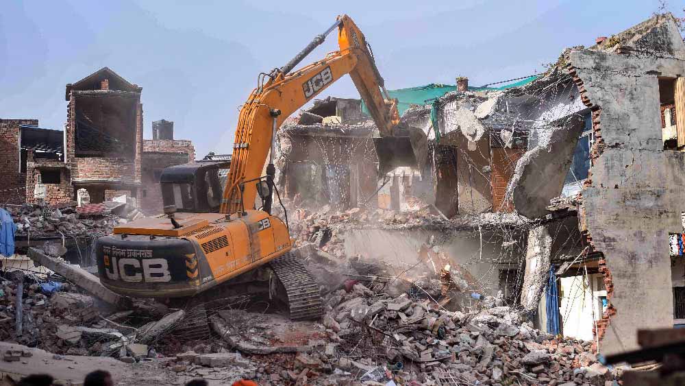 কড়া শাস্তি দিতে এক অভিযুক্তের বাড়ি ভেঙে দেওয়া হচ্ছে।