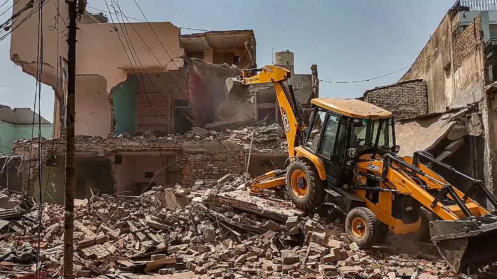 সরকার আসলে বুঝিয়ে দিল— বিক্ষোভ দেখাচ্ছিল, তাই শাস্তি দিতে বাড়িঘর ভেঙে দিলাম।