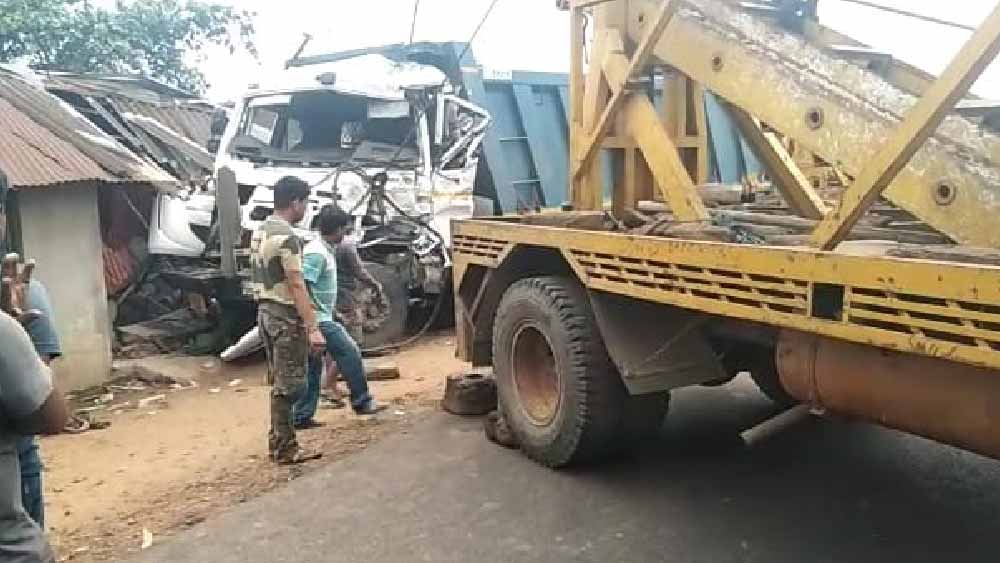 ঘর ভেঙে ঢুকে গিয়েছে ধাক্কা।