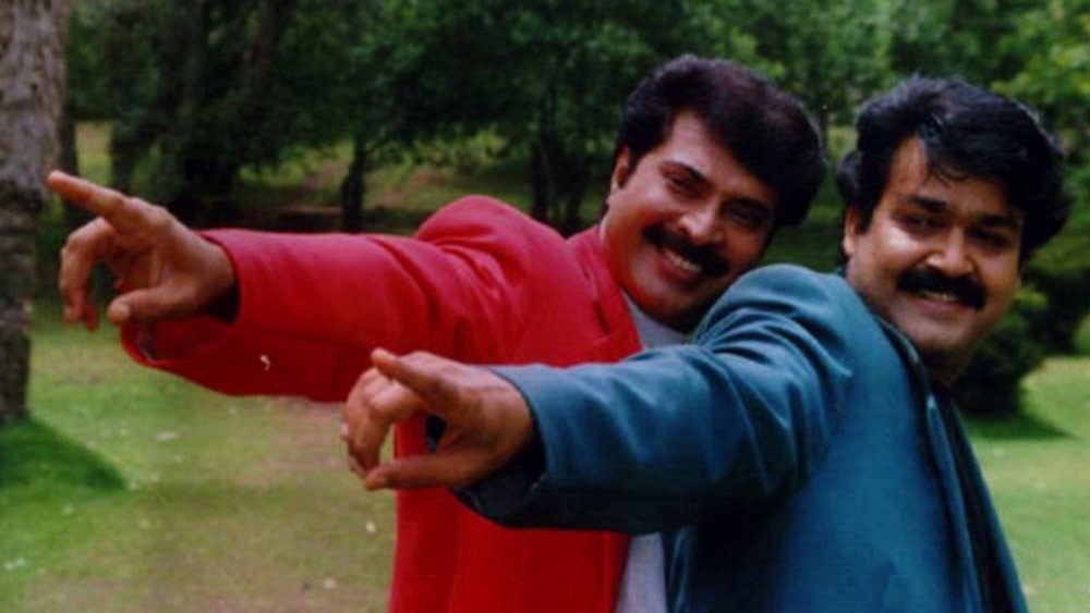 সিনেমার ক্লাইম্যাক্সে দেখানো হয়, মোহনলাল এবং মামুটি, দু’জনকেই জুহির সমান পছন্দ। জীবনসঙ্গী হিসেবে কাকে বেছে নেবেন তা নিয়ে ধন্দে পড়েন জুহি। তবে এই দোলাচল থেকে মুক্তি পেতে টস করেন জুহি। টসে যাঁর ভাগ্যে হেড আসবে তাঁকেই প্রেমিক হিসেবে বেছে নিয়ে বিয়ে করবেন জুহি। আর অন্য এক জন থাকবেন তাঁর বন্ধু হয়ে।