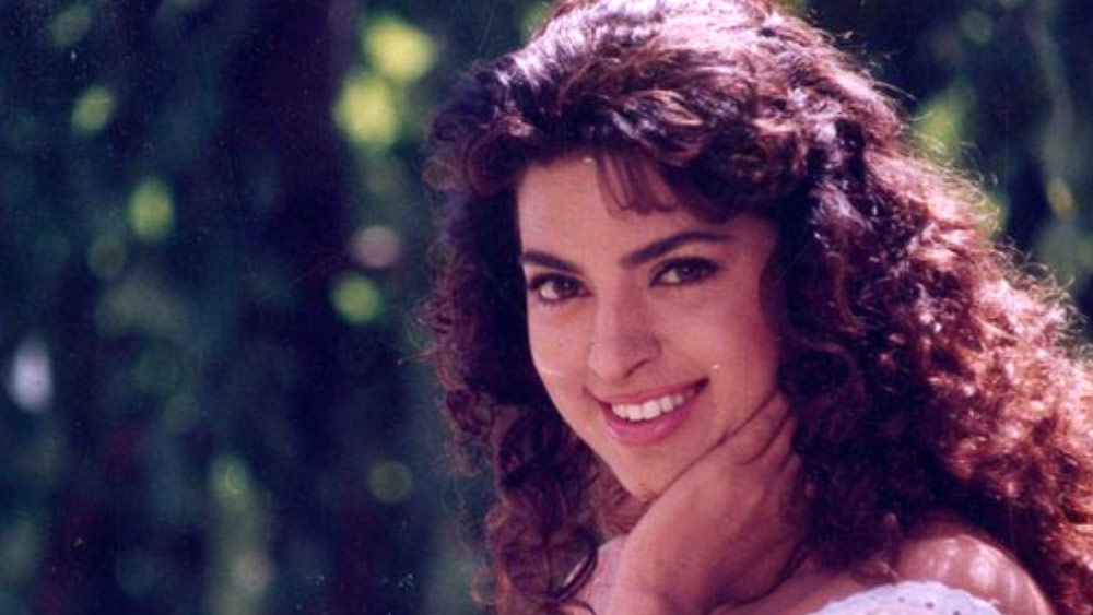 এই দৃশ্য শ্যুট করার সময় জুহিকে দিয়ে দু’বার টস করানো হয়। এক বারের শ্যুটে মামুটিকে টসে জেতানো হয়। জুহির পাত্র হন তিনি। বন্ধু হন ‘কৃষ্ণান’ মোহনলাল।