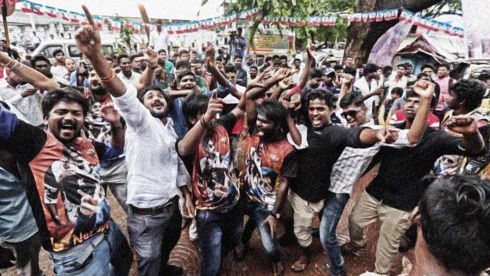 এরপরই পিছু হটেন নির্মাতারা। জুহির সঙ্গে মোহনলালের বিয়ের ক্লাইম্যাক্স যুক্ত সিনেমাই প্রেক্ষাগৃহে চালানোর সিদ্ধান্ত নেন তাঁরা। সরানো হয় অন্যটি। এই সিনেমা নিয়ে সেই মুহূর্তে বেশ বিতর্কেরও সৃষ্টি হয়েছিল। তবে এতেও সিনেমার সাফল্যে কোনও বাধার সৃষ্টি হয়নি। বক্স অফিসে রমরমিয়ে চলেছিল এই সিনেমা।