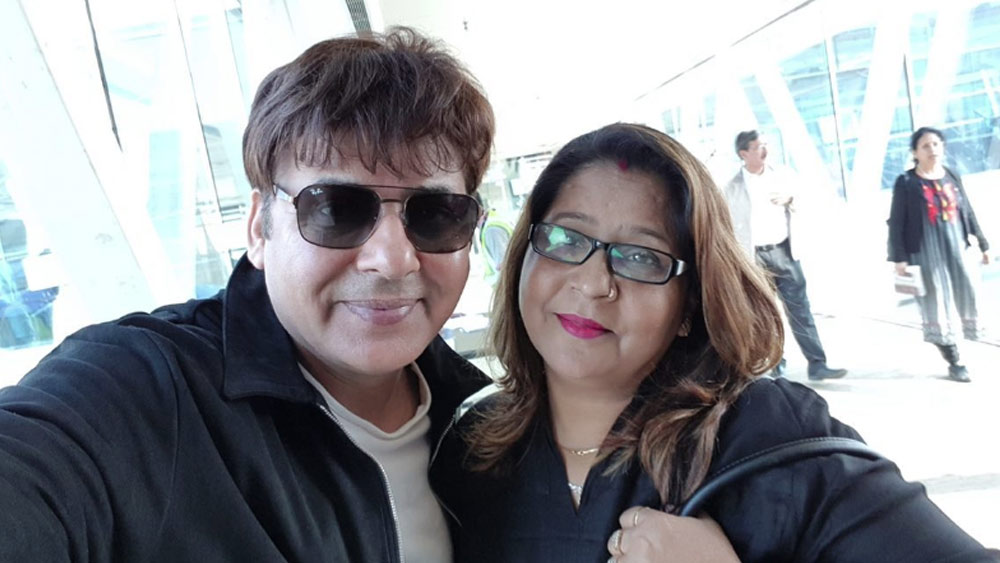 সুদেশ কখনোই তাঁর ব্যক্তিগত জীবন নিয়ে বেশি কথা বলেন না। তাঁর স্ত্রী মমতার ব্যাপারেও তিনি নীরবই থেকেছেন।