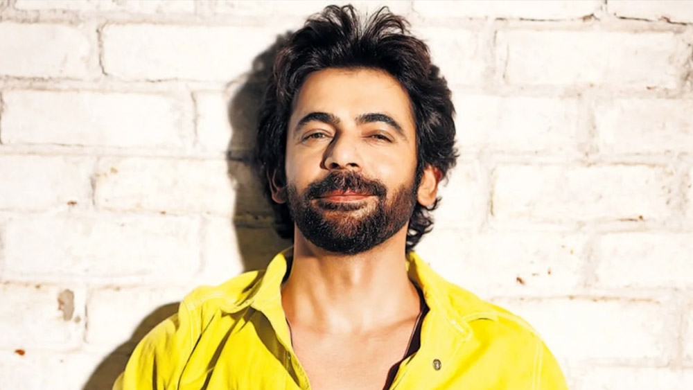 সুনীল গ্রোভার শুধু মাত্র বিভিন্ন রিয়্যালিটি শোতে কমে়ডিয়ানের ভূমিকাই পালন করেননি, হিন্দি ছবি এবং ওয়েব সিরিজে গুরুগম্ভীর চরিত্রে অভিনয় করতেও দেখা গিয়েছে তাঁকে।