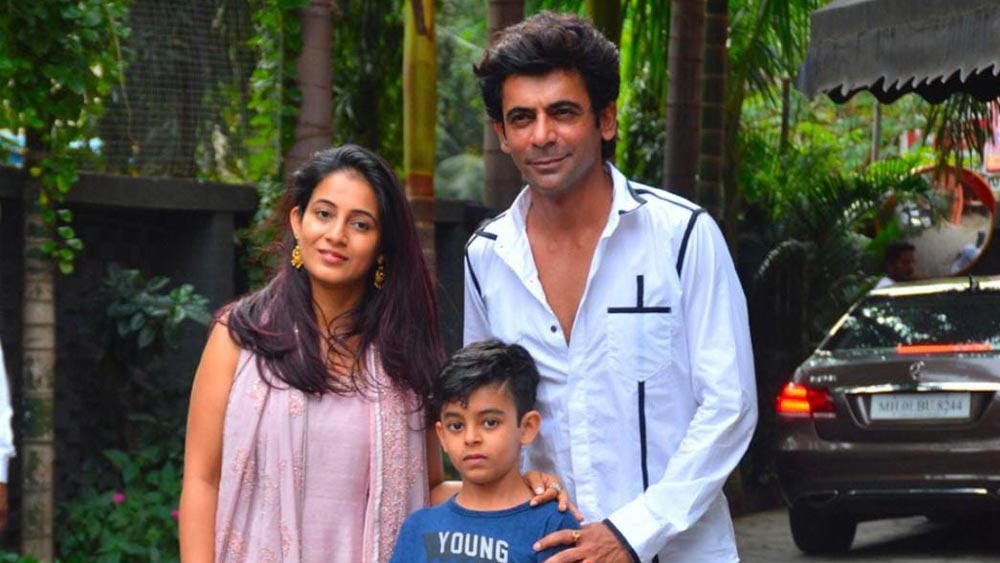 তাঁর স্ত্রী আরতি নেটমাধ্যমে একদম সক্রিয় নন। সংবাদ সংস্থা সূত্রের খবর, পেশায় তিনি একজন ইন্টেরিয়র ডিজাইনার।