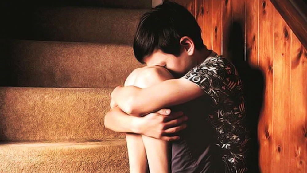 তবে সারা অন্তঃসত্ত্বা হওয়ার পর আর চুপ থাকতে পারেনি ওই নাবালক। কাছের এক মানুষকে পুরো ঘটনাটি জানায় সে। এর পরই নাবালককে নিয়ে আদালতের দ্বারস্থ হন ওই ব্যক্তি।