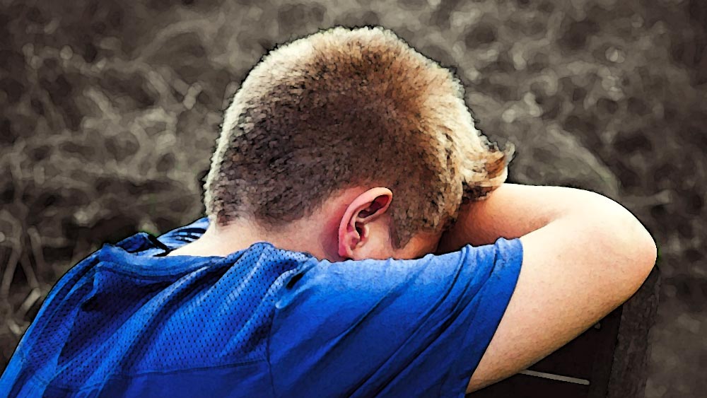 লিভারপুল ক্রাউন কোর্টে সারার বিচার চলাকালীন উঠে আসে যে, তিনি কী ভাবে ওই নাবালককে মাদক দিয়ে জোর করে সঙ্গম করতে বাধ্য করাতেন। অভিযুক্ত প্রায় নিয়মিত ওই নাবালককে মাদকের নেশায় আচ্ছন্ন রাখতেন বলেও অভিযোগ উঠেছে।