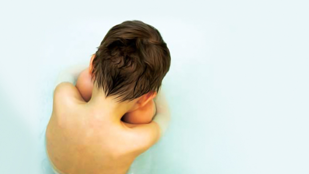 স্নোডন আদালতে আরও জানান, ওই নাবালক যাতে তাঁর বাড়ির বা এলাকার লোকেদের নজরে না পড়ে তাই তাকে লুকিয়ে বাড়িতে আনতেন অভিযুক্ত সারা।