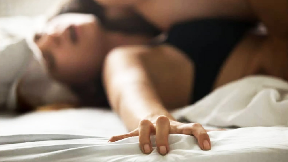 তবে তাঁর বিরুদ্ধে অভিযোগ আনার পর সমস্ত দোষ অস্বীকার করেন সারা। পাল্টা অভিযোগ আনেন যে, ওই নাবালকই নেশার ঘোরে তাঁকে ধর্ষণ করেছে।