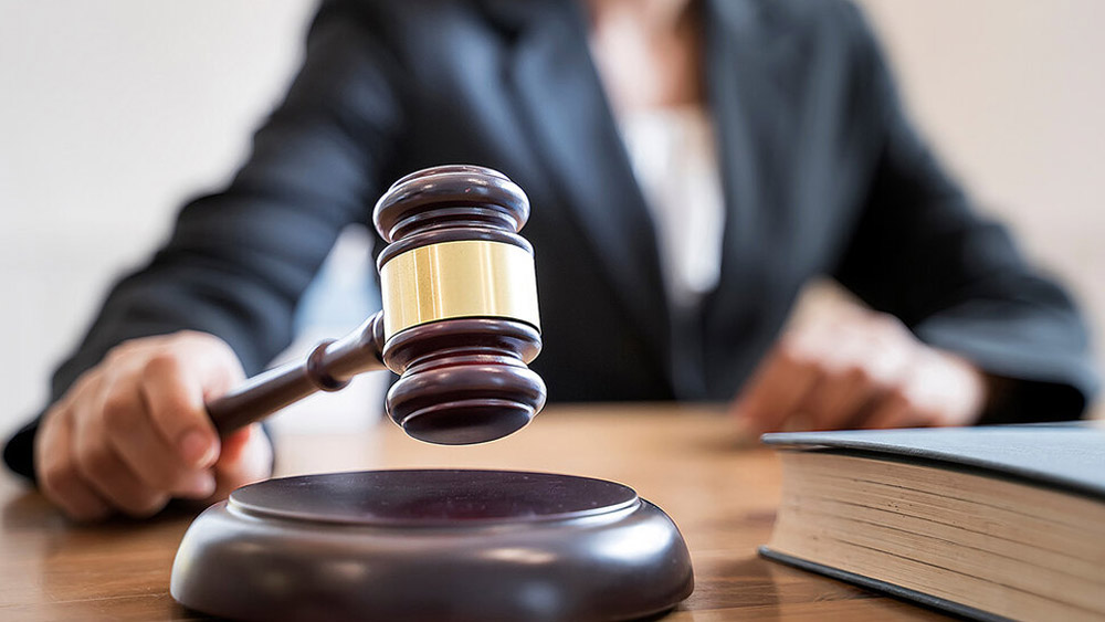 সারার বিরুদ্ধে একাধিক যৌন অপরাধের অভিযোগ আনা হয়েছিল। ২০২১ সালে সারার বিরুদ্ধে এই মামলা আদালতে ওঠে। আদালতে ওঠার পরেই সারা ফেরার হন। তাঁর অনুপস্থিতিতেই তাঁকে দোষী সাব্যস্ত করে আদালত।